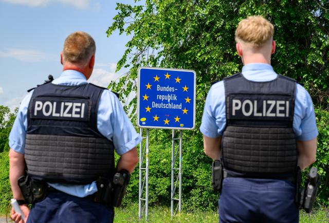 FILED - 04 June 2025, Brandenburg, Küstrin-Kietz: German police officers monitor entry at the German-Polish border crossing in Kuestrin-Kietz. Since the introduction of stricter checks on May 8, the Federal Police have registered 7,960 unauthorized entries at the German land borders and have immediately rejected or turned back 6,193 people. Photo: Patrick Pleul/dpa