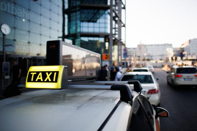 02 July 2025, Berlin: Cab drivers wait for passengers in front of the exit from Berlin Central Station. The cab industry is holding a nationwide day of protest today. The industry is calling on local authorities to set minimum charges for platform rental cars such as Uber and Bolt, just as they do for cab fares. Photo: Carsten Koall/dpa