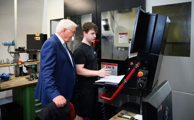 02 July 2025, Brandenburg, Neuruppin: German President Frank-Walter Steinmeier (R) visits the company "Automatisierungstechnik Leske GmbH" (ASL) and talks to an employee there. German President Steinmeier has moved his official residence to Neuruppin for three days as part of the This is the 16th time that "Local Time Germany" has taken place, during which the German head of state spends three days in a small town away from the big cities to gather information and talk to citizens. Photo: Bernd von Jutrczenka/dpa