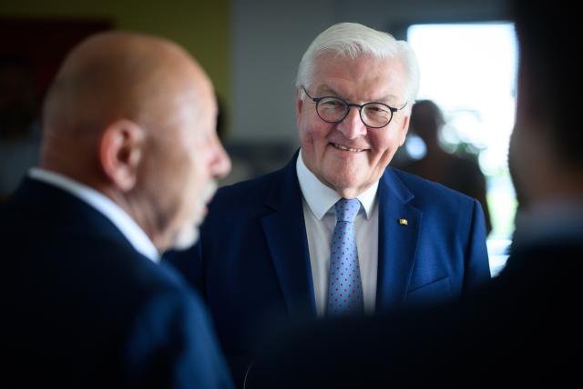 02 July 2025, Brandenburg, Neuruppin: German President Frank-Walter Steinmeier (R) visits the company "Automatisierungstechnik Leske GmbH" (ASL) and talks to an employee there. German President Steinmeier has moved his official residence to Neuruppin for three days as part of the This is the 16th time that "Local Time Germany" has taken place, during which the German head of state spends three days in a small town away from the big cities to gather information and talk to citizens. Photo: Bernd von Jutrczenka/dpa