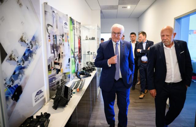 02 July 2025, Brandenburg, Neuruppin: German President Frank-Walter Steinmeier (L) visits the company "Automatisierungstechnik Leske GmbH" (ASL). German President Steinmeier has moved his official residence to Neuruppin for three days as part of the This is the 16th time that "Local Time Germany" has taken place, during which the German head of state spends three days in a small town away from the big cities to gather information and talk to citizens. Photo: Bernd von Jutrczenka/dpa
