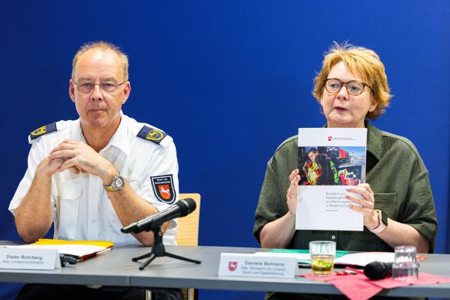02 July 2025, Lower Saxony, Hanover: Dieter Rohrberg(L), State Fire Director of Lower Saxony, and Daniela Behrens, Minister of the Interior of Lower Saxony, during a press conference to present the "Annual Review of Fire Protection, Disaster Control and Rescue Services 2024" at the DRK Simulation and Training Center (SITZ). Photo: Michael Matthey/dpa