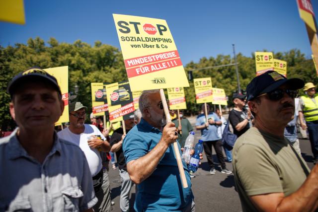02 July 2025, Berlin: Cab drivers demonstrate for fair competition in the cab industry after a motorcade on Strasse des 17. The industry is calling on local authorities to set minimum charges for platform rental cars such as Uber and Bolt, just as they do for cab companies. Demonstrations and motorcades take place in several German cities. Photo: Carsten Koall/dpa