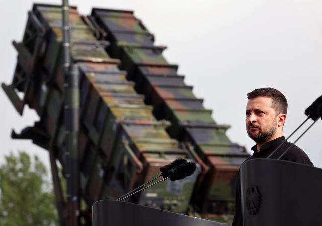 FILED - 11 June 2024, Mecklenburg-Vorpommern, ---: Ukrainian President Volodymyr Zelensky stands in front of a "Patriot" anti-aircraft missile system during his visit to a military training area. The Ukrainian Foreign Ministry summoned the deputy head of the US embassy in Kiev, John Ginkel, on Wednesday in light of Washington's partial freeze on US weapons deliveries. Photo: Jens Büttner/dpa