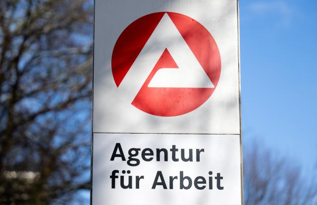 FILED - 03 January 2025, Bavaria, Munich: The lettering "Agentur für Arbeit" is seen on a stele in front of the employment agency. The Federal Employment Agency (BA) reports a slight rise in unemployment and weaker job growth, a trend that may continue in Germany this year. Photo: Sven Hoppe/dpa