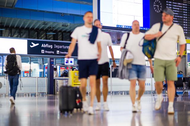 03 July 2025, Lower Saxony, Langenhagen: Passengers walk through Hanover-Langenhagen Airport in the early morning. Today, July 3, 2025, marks the start of the summer vacations in Lower Saxony and Bremen. Photo: Moritz Frankenberg/dpa