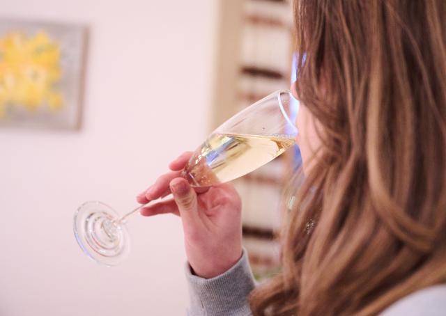 FILED - 27 December 2022, Bavaria, Freystadt: A teenager drinks a glass of champagne. Photo: Annette Riedl/dpa