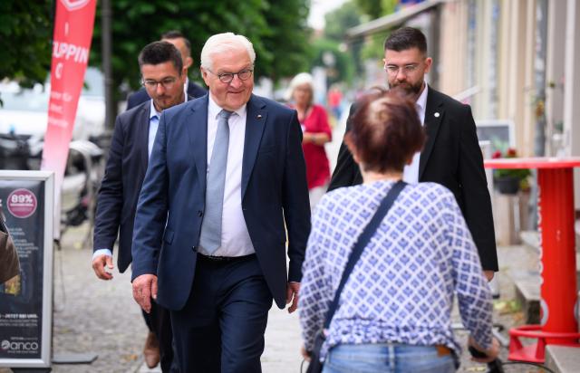 03 July 2025, Brandenburg, Neuruppin: German President Frank-Walter Steinmeier walks to the Neuruppin district court. German President Steinmeier has moved his official residence to Neuruppin for three days as part of the This is the 16th time that "Local Time Germany" has taken place, during which the German head of state spends three days in a small town away from the big cities to gather information and talk to citizens. Photo: Bernd von Jutrczenka/dpa