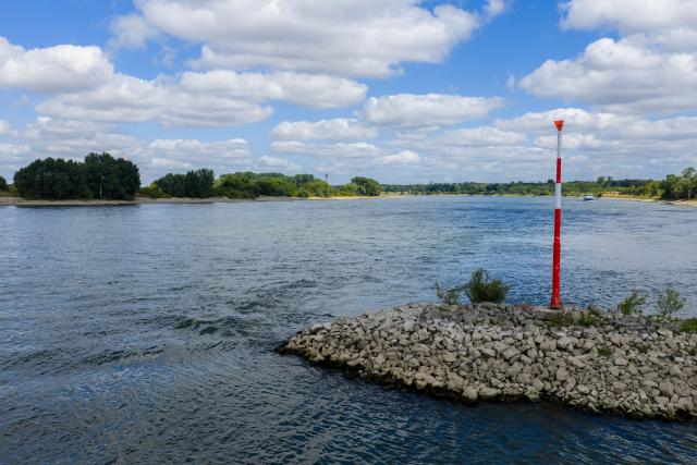 03 July 2025, Duesseldorf: An aerial view taken with a drone shows the Rhine near this groyne at Rhine kilometer 729 in Himmelgeist where a 6-year-old boy sank in the evening before. The fire department searched in vain for the child. Photo: Christoph Reichwein/dpa