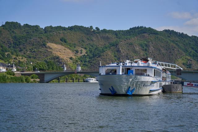03 July 2025, Rhineland-Palatinate, Treis-Karden: A cabin boat on the Moselle near Treis-Karden rammed into a bridge because there was not enough space between the water surface and the bridge arch. Crew members were injured and considerable damage was caused to the bridge. Photo: Sascha Ditscher/dpa