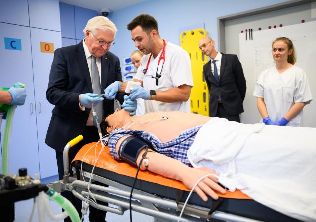 03 July 2025, Brandenburg, Neuruppin: German President Frank-Walter Steinmeier visits Brandenburg Medical School and Ruppin Brandenburg University Hospital. German President Steinmeier has moved his official residence to Neuruppin for three days as part of the This is the 16th time that "Local Time Germany" has taken place, during which the German head of state spends three days in a small town away from the big cities to gather information and talk to citizens. Photo: Bernd von Jutrczenka/dpa