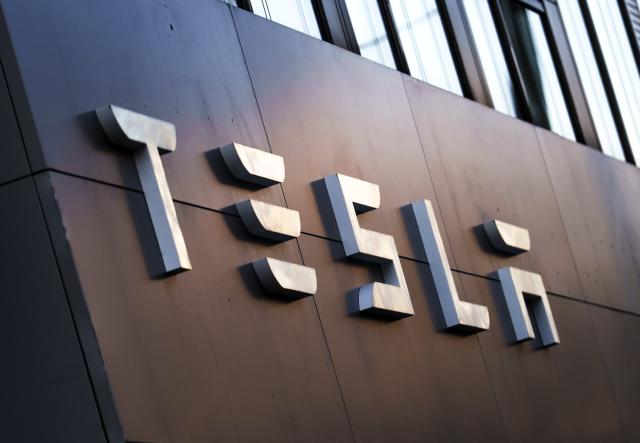 FILED - 03 April 2025, Hesse, Frankfurt_Main: The logo of the car manufacturer Tesla is seen on the exterior facade of the Service Center Frankfurt Ostend. Photo: Andreas Arnold/dpa