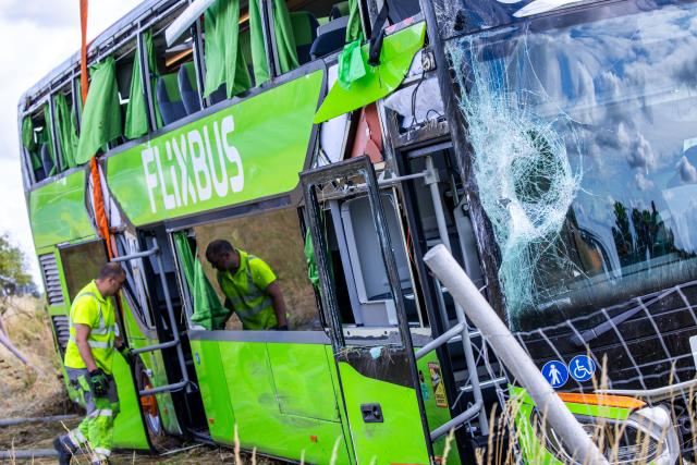 04 July 2025, Mecklenburg-Western Pomerania, Roebel: A man enters the damaged Flixbus after a serious accident early in the morning on Highway 19 in the Mecklenburgische Seenplatte district, where the bus left the road and overturned, injuring numerous passengers. Photo: Jens Büttner/dpa