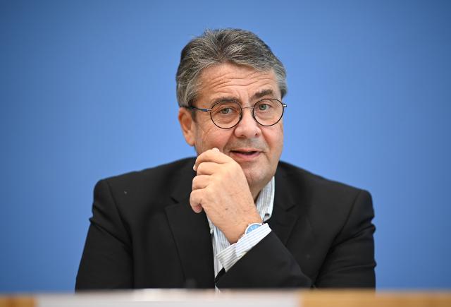 FILED - 27 October 2020, Berlin: Former German Foreign Minister, Sigmar Gabriel, talks about the situation in the USA ahead of the presidential election. Photo: Britta Pedersen/ZB/dpa