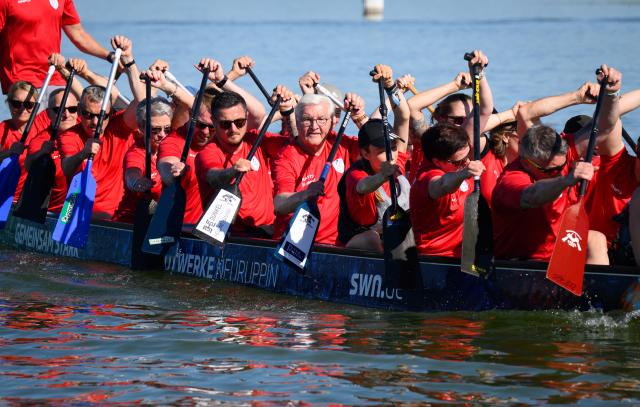 FILED - 01 July 2025, Brandenburg, Neuruppin: German President Frank-Walter Steinmeier paddles a dragon boat on Lake Ruppin together with club members during a visit to the Neuruppin canoe club. German President Steinmeier has moved his official residence to Neuruppin for three days as part of the This is the 16th time that "Local Time Germany" has taken place, during which the German head of state spends three days in a small town away from the big cities to gather information and talk to citizens. Photo: Bernd von Jutrczenka/dpa