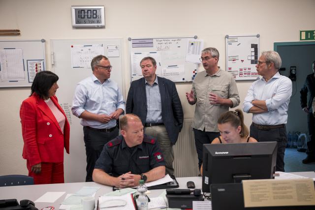05 July 2025, Thuringia, Reichmannsdorf: Mario Voigt (2nd L), Thuringia's Minister President, visits the operations center with Georg Maier (R), Thuringia's Minister of the Interior, to receive updates on the forest fire on the Saalfelder Hoehe. Photo: Daniel Vogl/dpa