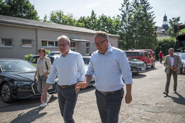 05 July 2025, Thuringia, Reichmannsdorf: Mario Voigt (C), Thuringia's Minister President, arrives at the operations center alongside Georg Maier, Thuringia's Minister of the Interior, to get an overview of the forest fire on the Saalfelder Hoehe. Photo: Daniel Vogl/dpa