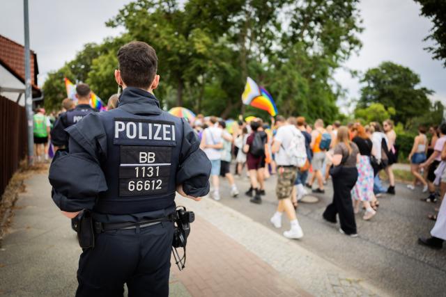 05 July 2025, Brandenburg, Falkensee: A police officer secures Christopher Street Day (CSD) procession through Falkensee. Photo: Christoph Soeder/dpa