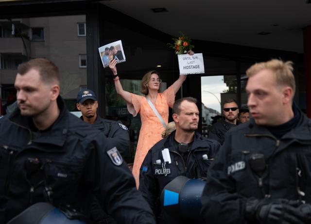05 July 2025, Berlin: Police officers secure FDP politician and activist Karoline Preisler, who is demonstrating for the release of Israeli hostages during during a pro-Palestinian demonstration under the slogan "Solidarity with Palestine Stop the Gaza Genocide". Photo: Soeren Stache/dpa