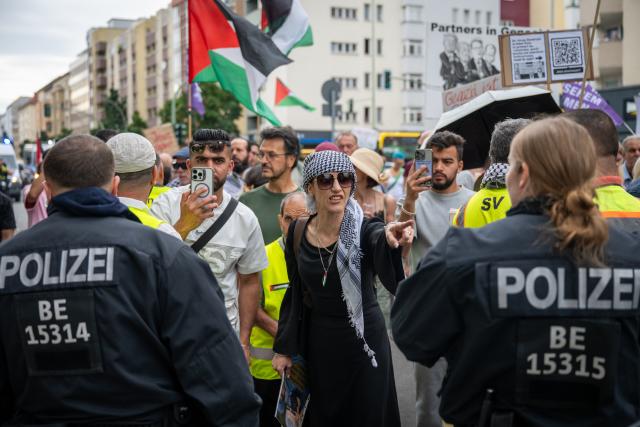 05 July 2025, Berlin: A demonstrator shouts at the police during a pro-Palestinian demonstration under the slogan "Solidarity with Palestine Stop the Gaza Genocide". Photo: Soeren Stache/dpa