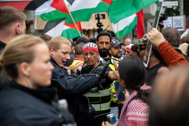 05 July 2025, Berlin: Organizers of a pro-Palestinian demonstration try to mediate between the police and the demonstrators during a pro-Palestinian demonstration under the slogan "Solidarity with Palestine Stop the Gaza Genocide", after the demonstration was not allowed to continue on its way. Photo: Soeren Stache/dpa