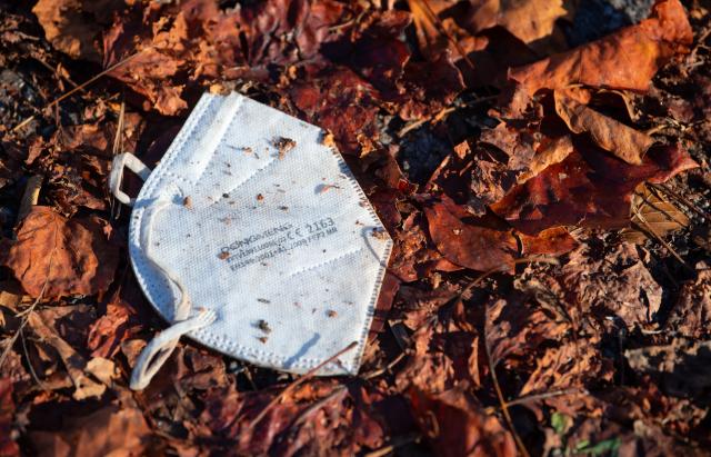 FILED - 21 November 2021, Bavaria, Bad Reichenhall: An FFP2 mask lies on a road in the autumn leaves. Photo: Sven Hoppe/dpa