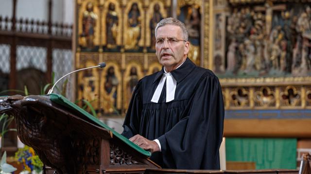 05 July 2025, Mecklenburg-Western Pomerania, Schwerin: Cathedral preacher Volker Mischok holds the funeral service for the late artist Guenther Uecker in Schwerin Cathedral. Born on March 13, 1930 in Wendorf and raised on the Wustrow peninsula in Mecklenburg, Guenther Uecker had lived and worked in Duesseldorf since the mid-1950s. Photo: Markus Scholz/dpa