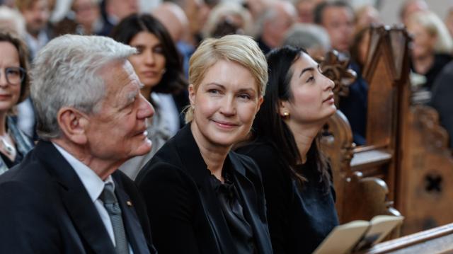 05 July 2025, Mecklenburg-Western Pomerania, Schwerin: (L-R) Former German President Johannes Gauck, Mecklenburg-Western Pomerania's Minister President Manuela Schwesig and Reem Alabali Radovan, German Minister for Economic Cooperation and Development, attend the funeral service for the late artist Guenther Uecker in Schwerin Cathedral. Born on March 13, 1930 in Wendorf and raised on the Wustrow peninsula in Mecklenburg, Guenther Uecker had lived and worked in Duesseldorf since the mid-1950s. Photo: Markus Scholz/dpa