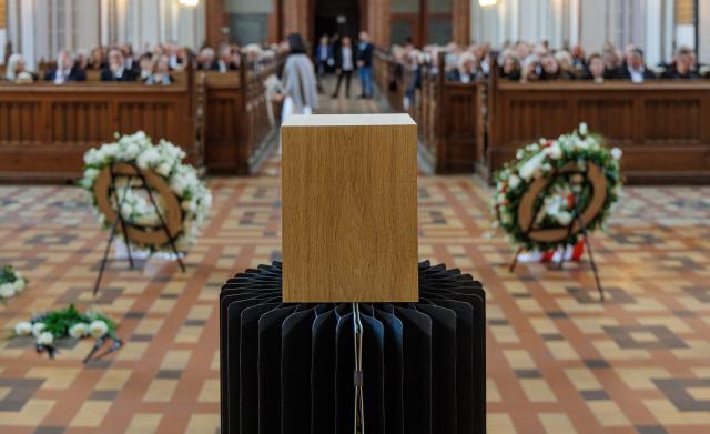 05 July 2025, Mecklenburg-Western Pomerania, Schwerin: The wooden urn of the late artist Guenther Uecker stands in Schwerin Cathedral during the funeral service. Born on March 13, 1930 in Wendorf and raised on the Wustrow peninsula in Mecklenburg, Guenther Uecker had lived and worked in Duesseldorf since the mid-1950s. Photo: Markus Scholz/dpa