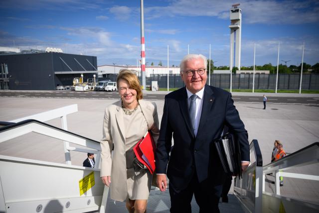 06 July 2025, Brandenburg, Schönefeld: German President Frank-Walter Steinmeier and his wife Elke Büdenbender board a Bundeswehr air force aircraft at the military section of Berlin Brandenburg Airport to fly to Vilnius (Lithuania). Steinmeier and his wife take off for a three-day visit to the Baltic states. Photo: Bernd von Jutrczenka/dpa