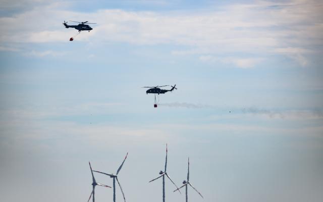06 July 2025, Saxony, Jacobsthal: Fire-fighting helicopters from the German Armed Forces and the Federal Police are deployed in the Gohrischheide forest fire. The forest area between Saxony and Brandenburg has been burning for several days. Photo: Robert Michael/dpa