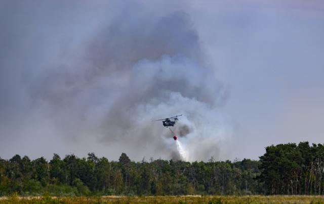 06 July 2025, Saxony, Jacobsthal: A Bundeswehr fire-fighting helicopter is deployed in the Gohrischheide forest fire. The forest area between Saxony and Brandenburg has been burning for several days. Photo: Robert Michael/dpa