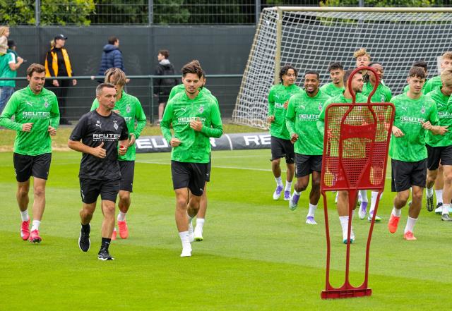 06 July 2025, North Rhine-Westphalia, Mönchengladbach: Moenchengladbach's players warm up at the first training session at Borussia-Park. Photo: Christoph Reichwein/dpa