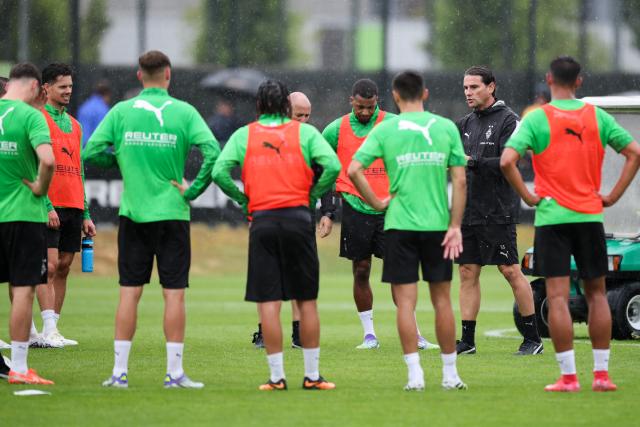 06 July 2025, North Rhine-Westphalia, Mönchengladbach: Moenchengladbach coach Gerardo Seoane (2nd from right) gives instructions to his players in the rain during a pre-season practice session at Borussia-Park. Photo: Christoph Reichwein/dpa