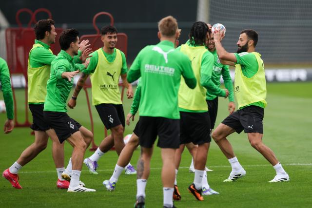06 July 2025, North Rhine-Westphalia, Mönchengladbach: Moenchengladbach's players warm up at the first training session at Borussia-Park. Photo: Christoph Reichwein/dpa