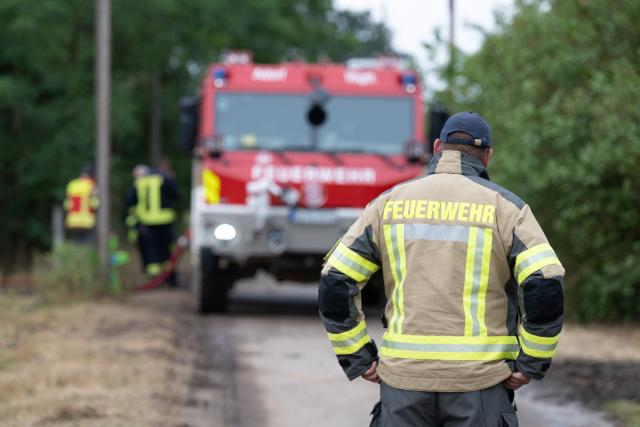 08 July 2025, Saxony, Jacobsthal: Firefighters refuel a fire engine. The forest area between Saxony and Brandenburg has been burning for several days. Photo: Sebastian Kahnert/dpa