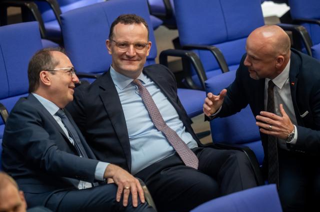 08 July 2025, Berlin: Jens Spahn (C), Christian Democratic Union of Germany / Christian-Social Union (cdu/csu) parliamentary group leader in the Bundestag, speaks with Alexander Dobrindt (CSU), German Minister of the Interior, and Alexander Hoffmann, CSU regional group leader in the Bundestag during the budget consultations on the introduction of the draft federal budget for 2025. Photo: Michael Kappeler/dpa