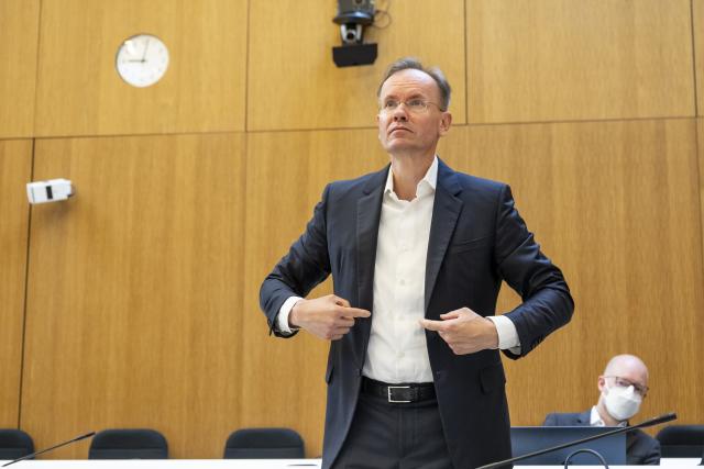 09 July 2025, Bavaria, Munich: The accused former CEO of Wirecard, Markus Braun (l), stands in the courtroom, while the co-defendant and key witness in the Wirecard trial, Oliver Bellenhaus, sits in the background. In the Munich Wirecard trial concerning the billion-euro fraud at the DAX company, which collapsed in 2020, the court intends to hear one of the most important witnesses: insolvency administrator Jaffé. Jaffé's testimony could be particularly important for former CEO Markus Braun, who has now been in custody for almost five years. Photo: Lennart Preiss/dpa