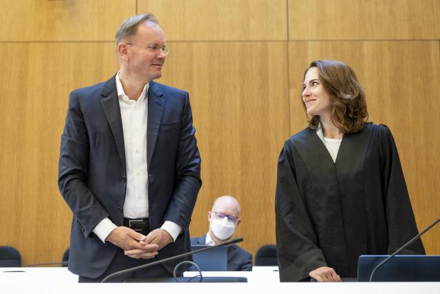 09 July 2025, Bavaria, Munich: The accused former CEO of Wirecard, Markus Braun (l), talks to his lawyer Theres Kraußlach in the courtroom. In the Munich Wirecard trial concerning the billion-euro fraud at the DAX company, which collapsed in 2020, the court wants to hear one of the most important witnesses: insolvency administrator Jaffé. Jaffé's testimony could be particularly important for former CEO Markus Braun, who has now been in custody for almost five years. Photo: Lennart Preiss/dpa