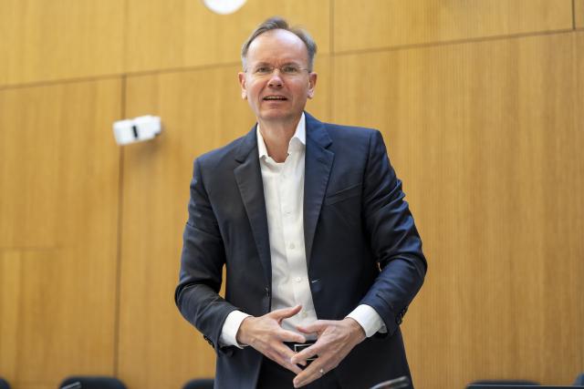 09 July 2025, Bavaria, Munich: The accused former CEO of Wirecard, Markus Braun, stands in the courtroom at the start of the hearing. In the Munich Wirecard trial concerning the billion-euro fraud at the DAX company, which collapsed in 2020, the court wants to hear one of the most important witnesses: insolvency administrator Jaffé. Jaffé's testimony could be particularly important for former CEO Markus Braun, who has now been in custody for almost five years. Photo: Lennart Preiss/dpa