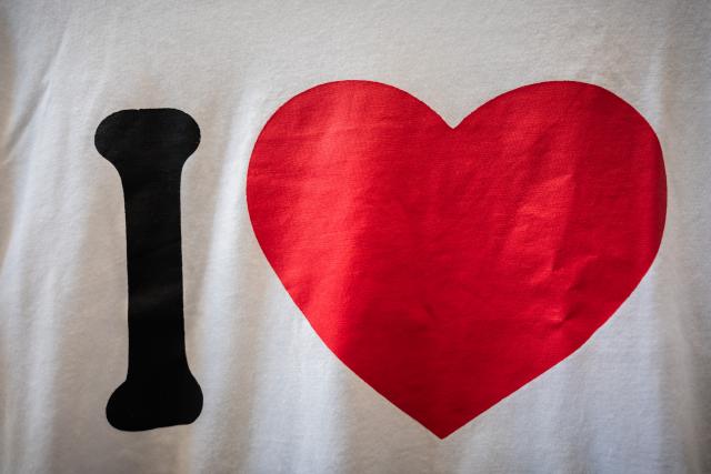 FILED - 04 July 2025, Berlin: A T-shirt with the inscription "I love Berlin" hangs at a Berlin souvenir store. The letter 'I' followed by a red heart cannot be protected as a trademark in the European Union for the use on clothes, a court in Luxembourg ruled on Wednesday. Photo: Christoph Soeder/dpa