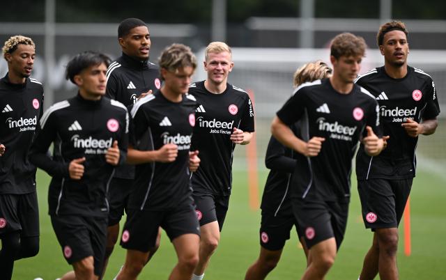09 July 2025, Hesse, Frankfurt_Main: Eintracht Frankfurt's Jonathan Burkardt (C) runs around the pitch with his teammates at the Eintracht Frankfurt stadium during the team's training session. Photo: Arne Dedert/dpa - IMPORTANT NOTICE: DFL and DFB regulations prohibit any use of photographs as image sequences and/or quasi-video.