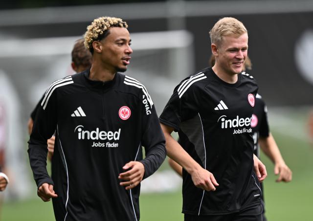 09 July 2025, Hesse, Frankfurt_Main: Eintracht Frankfurt's Jonathan Burkardt (R) and Hugo Ekitike run around the pitch with his teammates at the Eintracht Frankfurt stadium during the team's training session. Photo: Arne Dedert/dpa - IMPORTANT NOTICE: DFL and DFB regulations prohibit any use of photographs as image sequences and/or quasi-video.