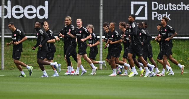 09 July 2025, Hesse, Frankfurt_Main: Eintracht Frankfurt's Jonathan Burkardt (C) runs around the pitch with his teammates at the Eintracht Frankfurt stadium during the team's training session. Photo: Arne Dedert/dpa - IMPORTANT NOTICE: DFL and DFB regulations prohibit any use of photographs as image sequences and/or quasi-video.
