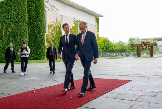 09 July 2025, Berlin: German Chancellor Friedrich Merz (R) and Mark Rutte, NATO Secretary General, walk down the red carpet in the cour d'honneur of the German  Chancellery. Photo: Soeren Stache/dpa