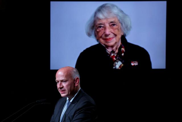 09 July 2025, Berlin: Berlin's Governing Mayor Kai Wegner speaks on stage during a memorial service at the Philharmonie for Holocaust survivor Margot Friedlaender, who died on May 9 at the age of 103. Photo: Lisi Niesner/Reuters/Pool/dpa