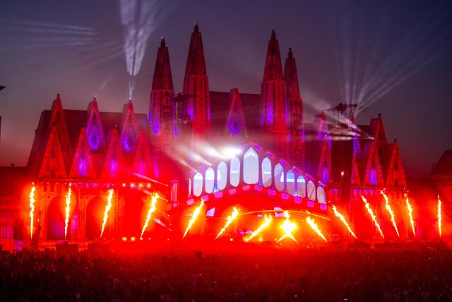 10 July 2025, Mecklenburg-Western Pomerania, Neustadt-Glewe: Music fans dance in front of the main stage of the Airbeat One Festival after sunset. Photo: Jens Büttner/dpa