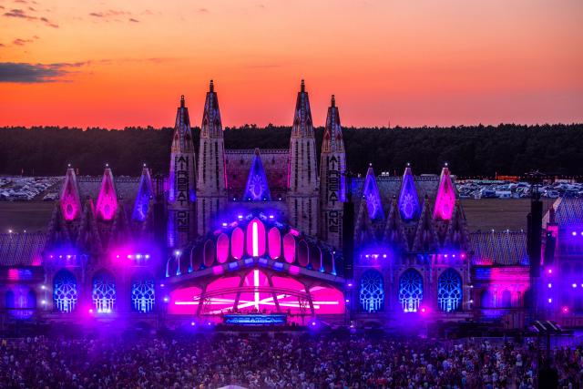 10 July 2025, Mecklenburg-Western Pomerania, Neustadt-Glewe: Music fans dance in front of the main stage of the Airbeat One Festival after sunset. Photo: Jens Büttner/dpa