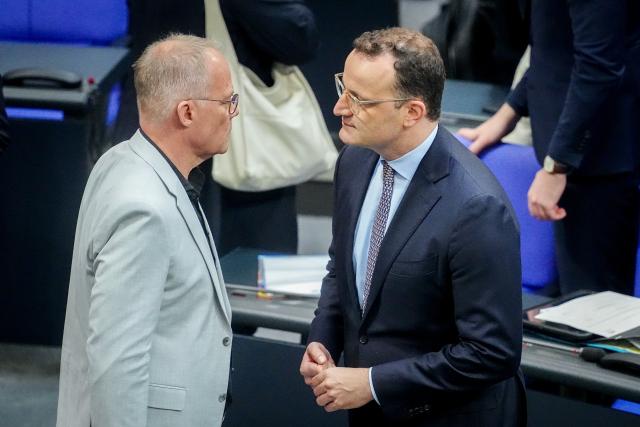 11 July 2025, Berlin: Jens Spahn (R), Chairman of the CDU/CSU parliamentary group in the Bundestag, and Matthias Miersch, Chairman of the SPD parliamentary group, talk in the Bundestag at the start of the session. One item on the Bundestag's agenda is the election of judges to the Federal Constitutional Court. Photo: Kay Nietfeld/dpa