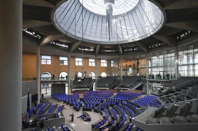 11 July 2025, Berlin: View of the almost empty plenary chamber of the Bundestag. The election of judges for the Federal Constitutional Court is taking place here. The Bundestag votes without debate on the election committee's nominations for the judges of the Federal Constitutional Court. The election is secret. Photo: Katharina Kausche/dpa